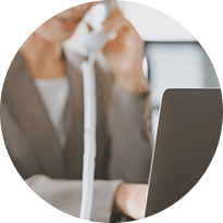 不動産会社様に当オフィスにて登記をご依頼いただくことを連絡